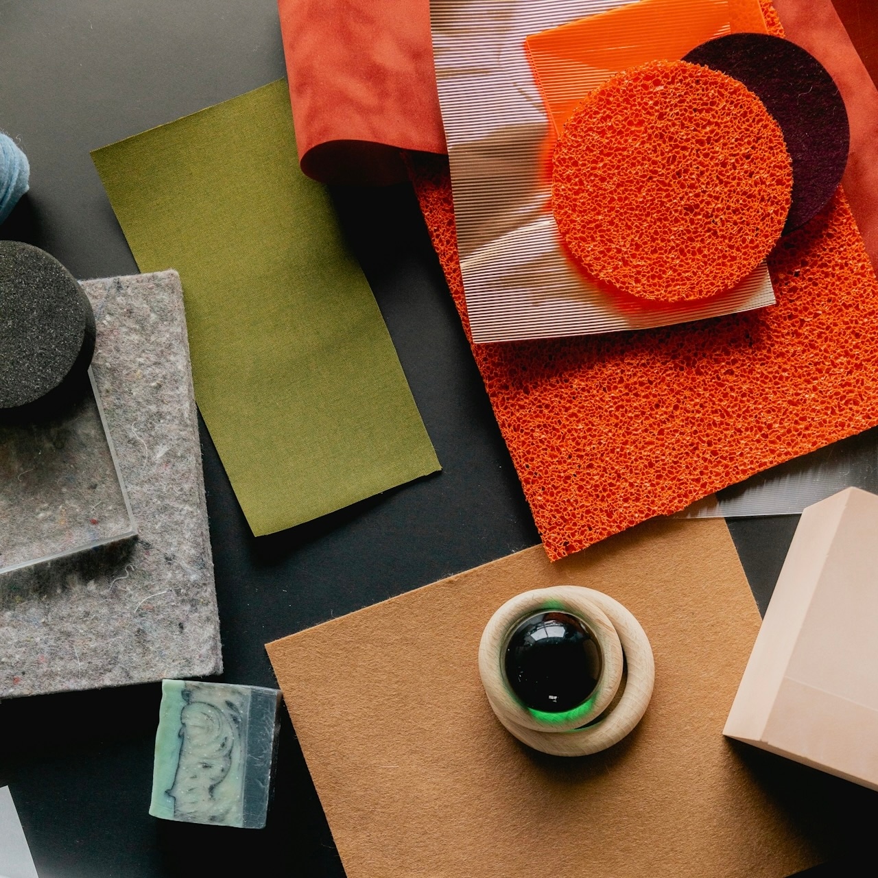 viele Materialen zum anschauen auf Tisch