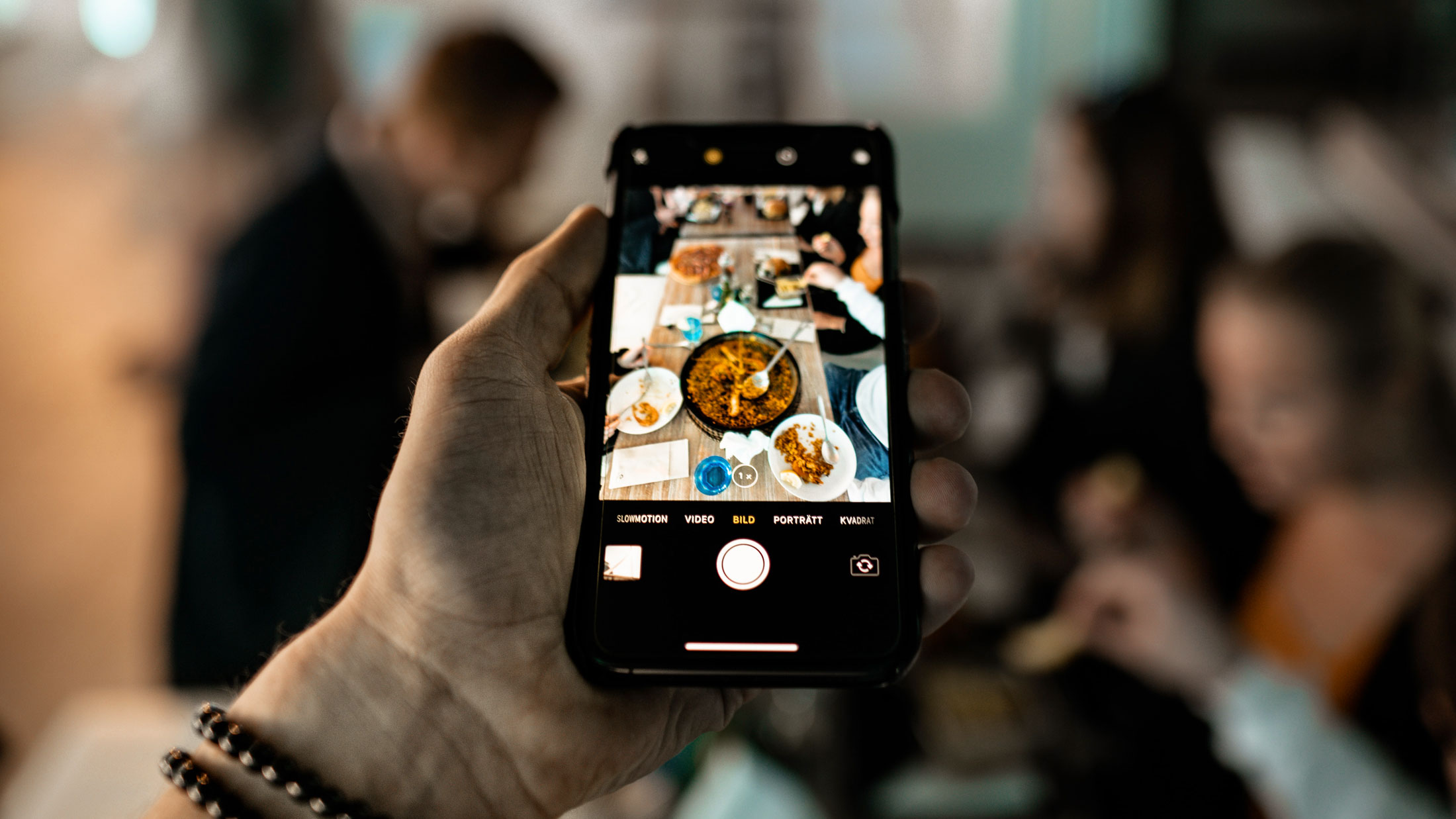 Ein gemütliches Abendessen wird von einem iPhone fotografiert.