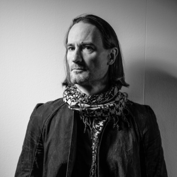 Porträtbild in Schwarz-Weiss von Raphael Perret.