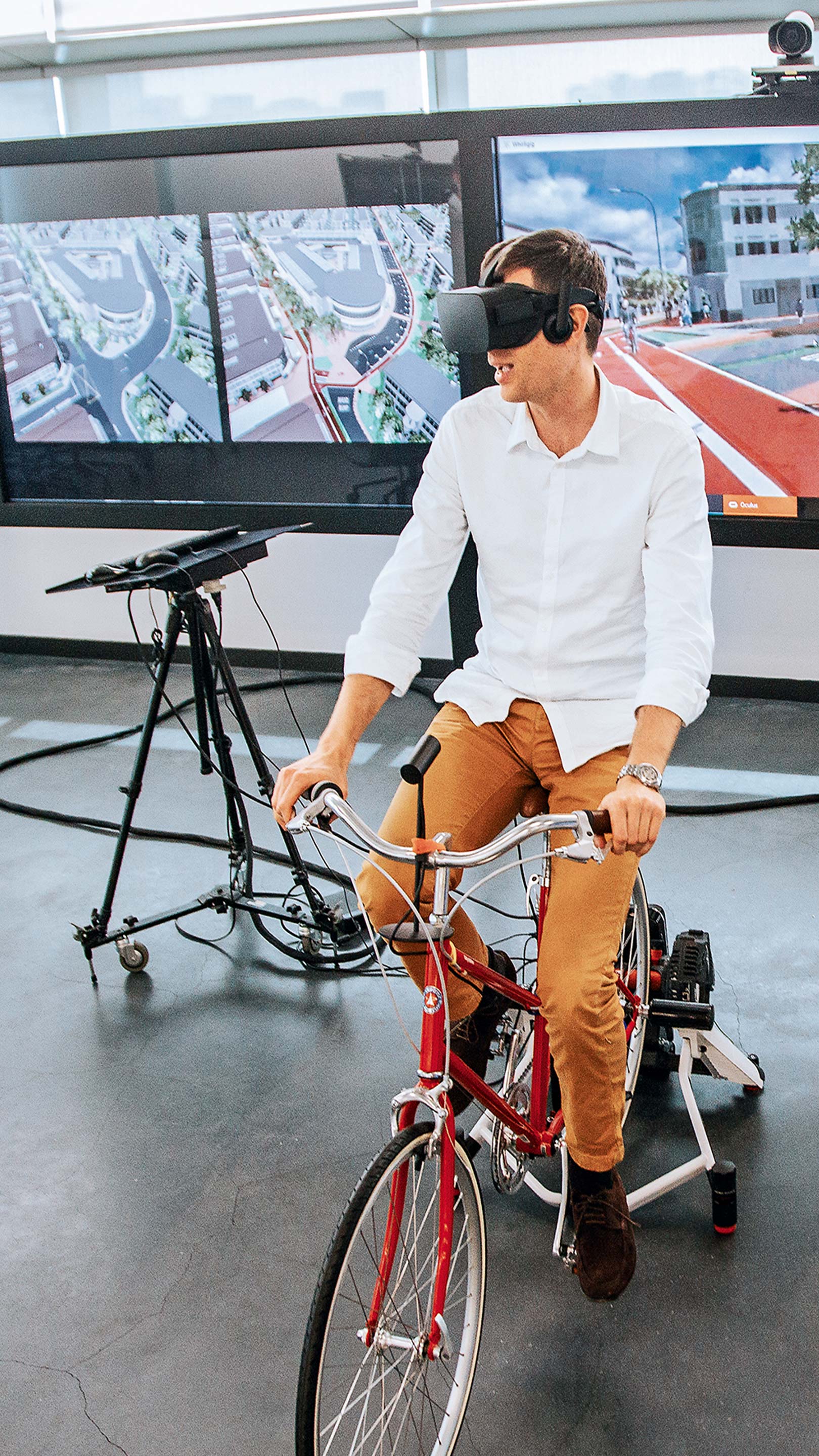 Ein Mann von der Universität Zürich probiert das VR-Erlebnis "Bike to the future" aus.