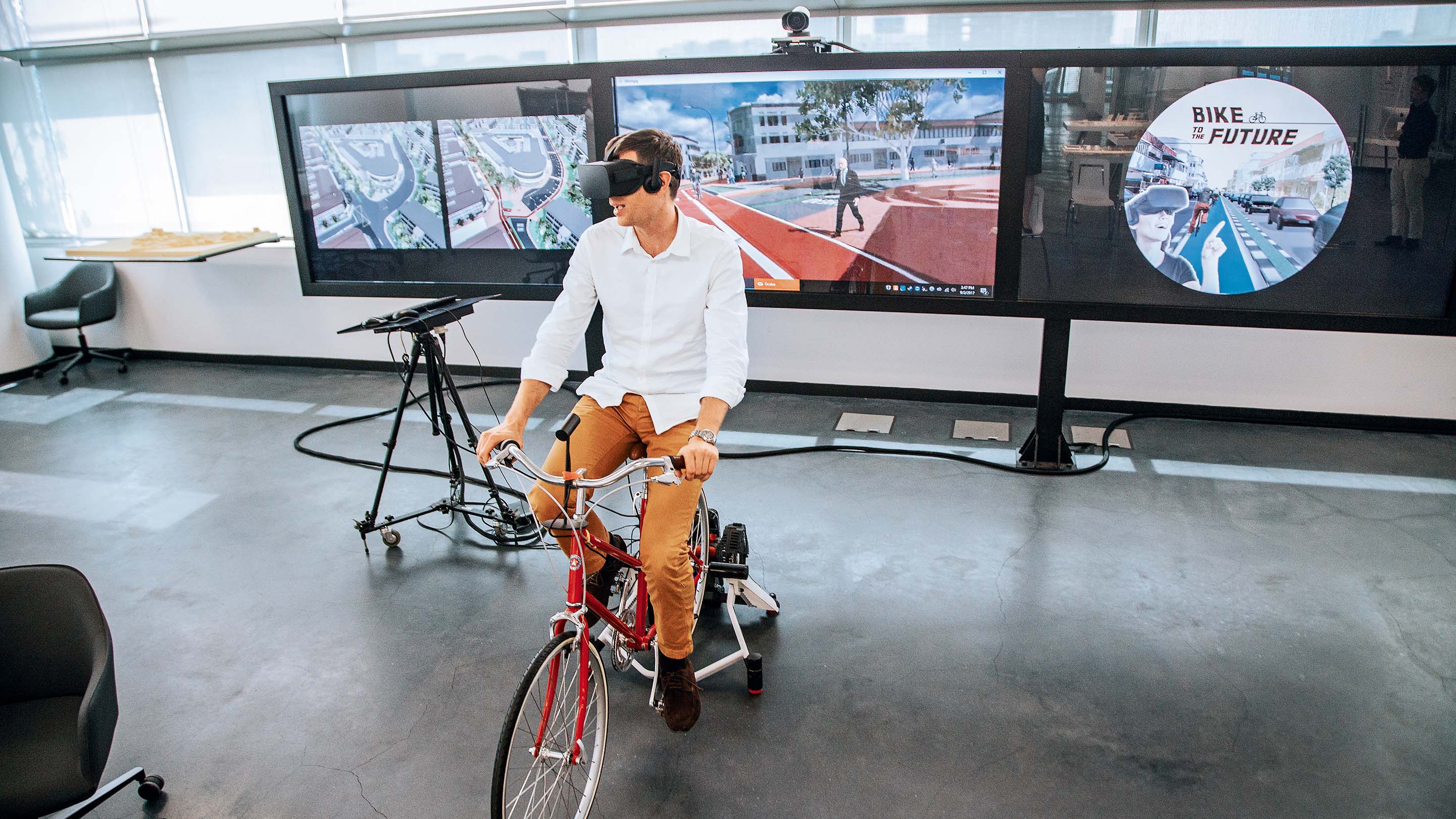 Ein Mann von der Universität Zürich probiert das VR-Erlebnis "Bike to the future" aus.
