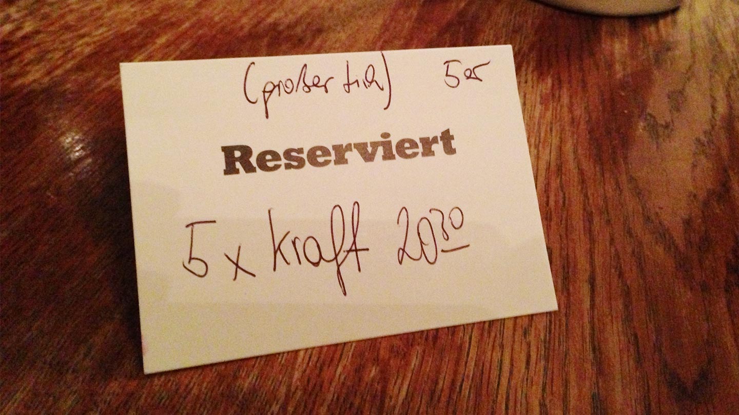 Reservations Schild in einem Restaurant für das Crafft-Team.