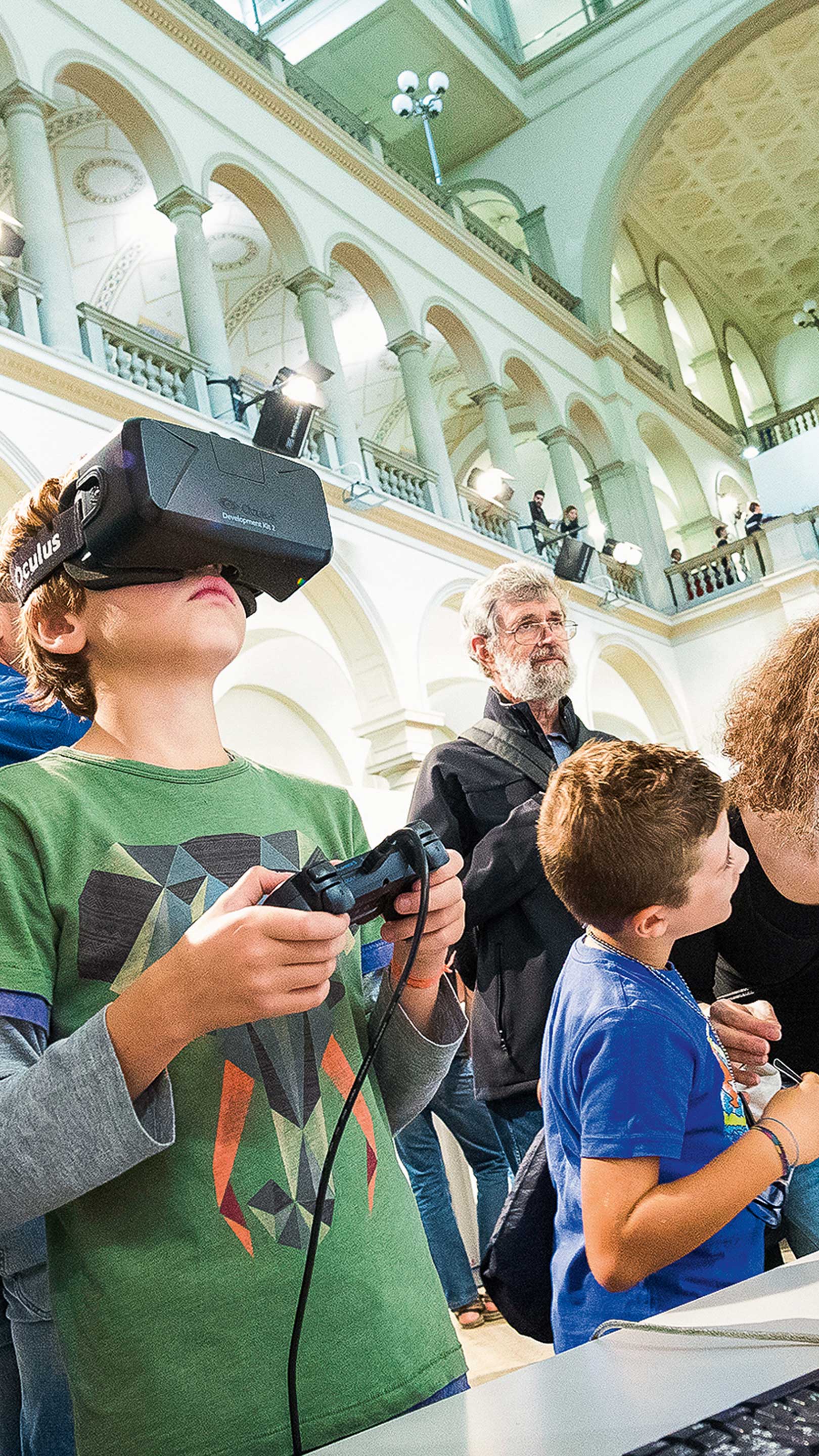 Ein Kind benutzt eine futuristisch aussehende VR-Brille der Universität Zürich.