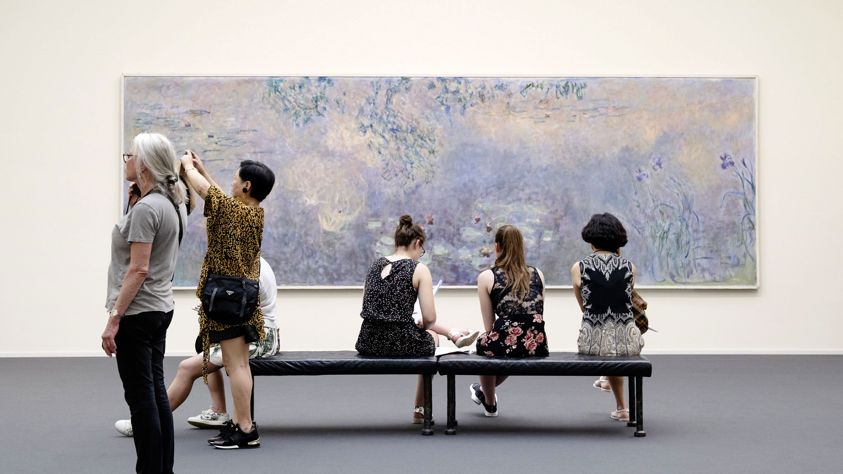 Eine Gruppe von Leuten betrachten ein Gemälde im Kunsthaus Zürich.