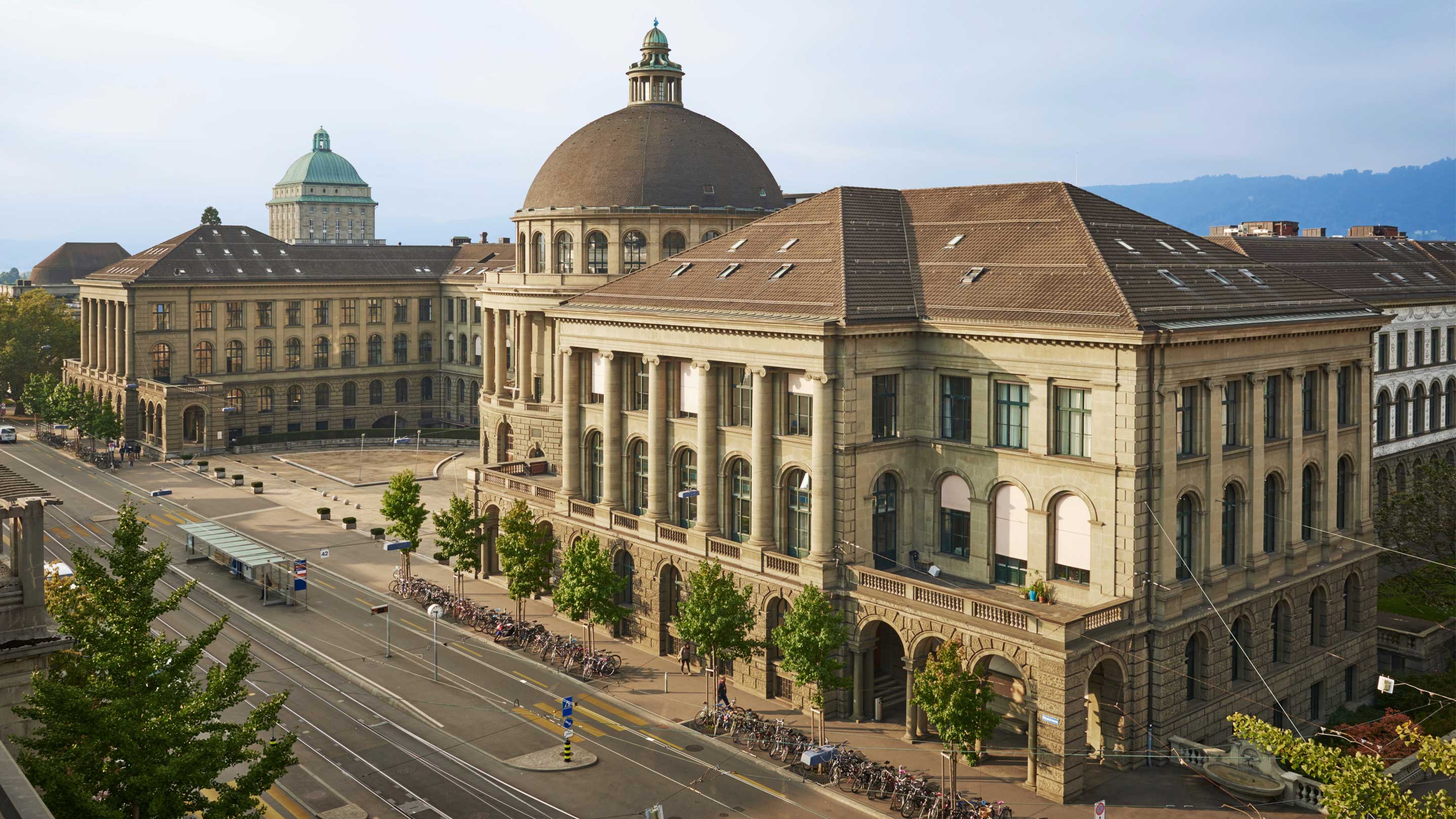 Ansicht des ETH Zürich Hauptgebäudes in der Stadt.