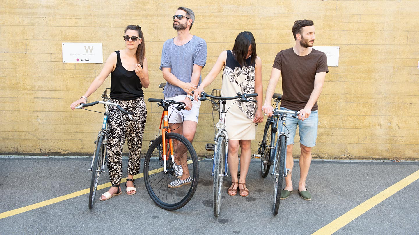 Crafft Teammitglieder posen mit Fahrrädern vor der Kamera.